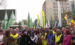 Tuncer Bakırhan'dan Eğitim-Sen'in MEB önündeki 'yaşam nöbeti'ne destek ziyareti: 'Dünyanın neresinde eğitim emekçileri yaşam güvenliği için nöbet tutuyorlar?'