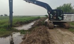 Yumurtalık Belediyesi ekiplerinden, aşırı yağış sonrası taşkın riskine karşı müdahale