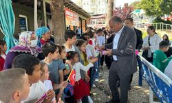 Yumurtalık'ta 23 Nisan neşesi... Başkan Altıok'tan çocuklara döner ve çikolata ikramı