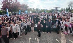 Yüreğir Belediye Başkanı Ali Demirçalı'nın görevden uzaklaştırılması, belediye önünde protesto edildi