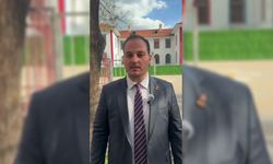 Zafer Partisi İlçe Başkanı Köksal, Mimar Kemal Ortaokulu önünde konuştu: 'Bu memleketin gençliği söz hakkı aldıkça, Türkiye yeniden ayağa kalkacak'