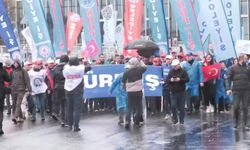 1 Mayıs Emek ve Dayanışma Günü... TÜRK-İŞ Taksim Cumhuriyet Anıtı'na çelenk bıraktı