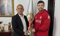 Avrupa derecesi yapan Kurnaz, Başkan Ahmet Önal'la buluştu