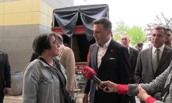 Bağcılar'daki pazar ziyaretinde vatandaş Özgür Çelik'e böyle yakındı: 'Çocukları bile düşünmeyen bir hükumetin eline düştük. İnşallah sağ salim kurtuluruz'