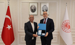 Bakan Işıkhan, iş insanı Baqir Ali Sheikh'e Turkuaz Kart verdi