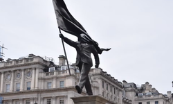 Banksy, Londra'nın merkezine yerleştirilen heykelin kendisine ait olduğunu doğruladı
