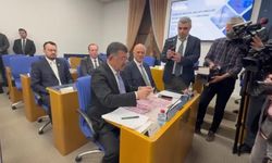 CHP'li Ağbaba, iktidarın ekonomi politikalarını, üzerinde Bakan Şimşek'in resminin basılı olduğu temsili 5 bin liralık banknotla eleştirdi