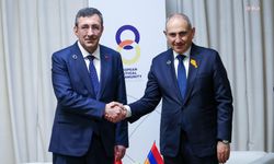 Cumhurbaşkanı Yardımcısı Yılmaz, Erivan'da Ermenistan Başbakanı Paşinyan ile görüştü: Ani Köprüsü'nün ortak restorasyonu gibi iş birliği alanlarının kalıcı barış ve güven ortamına katkı sunacağına inanıyoruz