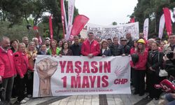 İzmir'de CHP örgütlerinden 1 Mayıs korteji: 'Emek, adalet ve erken seçim' çağrısı