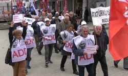 Rize'de 1 Mayıs kutlamalarında emekliler isyan etti: Artık Yeter geçinemiyoruz