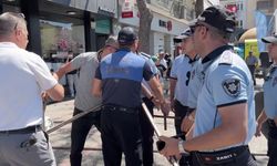 Aydın Büyükşehir Belediyesi ekipleri, Efeler Belediyesi'nin Zafer Meydanı'nda aşure hayrına izin vermedi