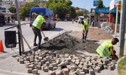 Ayvalık'ta kaldırım çalışmaları devam ediyor