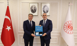 Bakan Işıkhan, Renault Group Türkiye CEO'su Lionel Jaillet'e Turkuaz Kart verdi