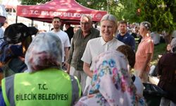 Bilecik'te aşure bereketi: Başkan Subaşı, vatandaşlara ikramda bulundu