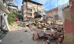 Buca Onat Tüneli'nin etkileşim alanında kalan alanlarda yıkımlar sürüyor