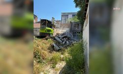 Burdur Belediyesi, tehlike oluşturan yapıların yıkım çalışmalarını sürdürüyor