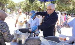 Burhaniye Belediyesi'nden üç noktada aşure ikramı