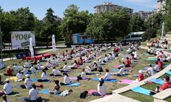 Büyükçekmece'de Dünya Yoga Günü'ne özel yüzlerce kadın yoga yaptı
