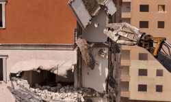 Büyükçekmece'de riskli yapıların yıkımı sürüyor