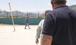 Cemil Tugay'dan Kirazlı'da çocuklara karne hediyesi