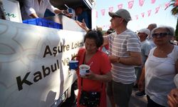 Çeşme'de aşure lokması paylaşıldı