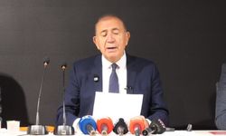 CHP İstanbul İl Başkanı Gürsel Tekin, İstanbul İl Başkanlığı'nda CHP'ye yeni katılan üyelere rozetlerini taktı