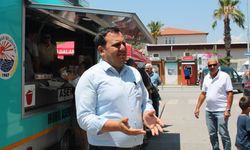 Dalaman Belediye Başkanı Sezer Durmuş vatandaşlara aşure dağıttı