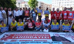 Eskişehir'de öğretmenlerden oturma eylemi: 'Kaldırılan taban maaş hakkımızı tekrar istiyoruz'