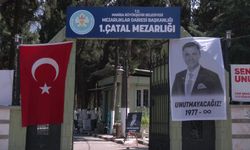 Ferdi Zeyrek'in vefatının birinci yılında mezarı başında dualar edildi: Hem acı bıraktı hem de iz bıraktı