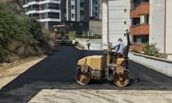 Gemlik Belediye Başkanı Deviren, Hisar Mahallesi'nde asfalt serim çalışmalarını inceledi