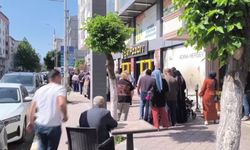 Iğdır'da sosyal yardımlar için Halk Bankası önünde kuyruk oluştu