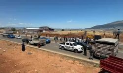 Kahramanmaraş'ta evlerine yıkım kararı verilen mahalle sakinleri yolu trafiğe kapattı