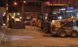 Konak Toros Caddesi yenileniyor... Toros Caddesi'nde gece asfalt mesaisi