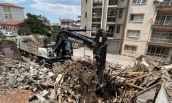 Konak'ta metruk bina yıkımları sürüyor