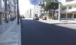 Manisa Büyükşehir Belediyesi, altyapısı yenilenen caddede sıcak asfalt çalışmalarına başladı