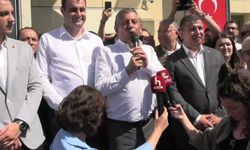 Özgür Özel İzmir'de... Tire Belediyesi önünde yurttaşlara seslenen Özel: Yenilgiyi arkada bırakanların partisindeyim