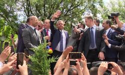 Özgür Özel, TBMM önündeki partililere seslendi: AK Parti'nin yargı kollarının girişimiyle yapılmak istenen darbeyi püskürttünüz