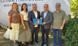 Sakarya Üniversitesi'nden tezini kitaplaştıran gazeteci Atakan Çelik'e teşekkür belgesi