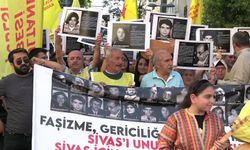 Sivas Katliamı'nda yaşamını yitiren 33 kişi 33'üncü yılda Kadıköy'de anıldı: Katliamlarla hesaplaşılmadan demokrasi gelmez