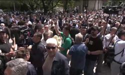 TBMM Dikmen Kapısı'nda bekleyen CHP'liler arasında arbede yaşandı