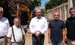 Turgutlu Belediye Başkanı Akın, üstyapı ve halı saha çalışmalarını yerinde inceledi