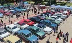 Tuzla'da nostalji rüzgarı: Klasik otomobiller sahilde buluştu