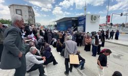 Van'da sosyal yardımlar için kuyruk çilesi: 120 bin ihtiyaç sahibi günlerdir sıra bekliyor