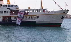 Vapurdan 'NATO mezara, tam bağımsız Türkiye' pankartı açan 4 kişi İstanbul'da gözaltına alındı
