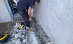Yeşilyurt'ta su tahliye borusuna sıkışan yavru kedi kurtarıldı