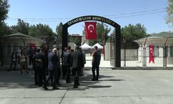 15 Temmuz'un 10'uncu yıl dönümü: Diyarbakır'da şehit kabirlerine karanfil bırakıldı
