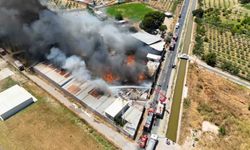 Menemen’de geri dönüşüm tesisi alevlere teslim oldu: Yangına çok sayıda ekiple müdahale