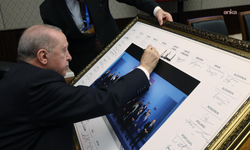 Erdoğan, NATO Liderler Zirvesi'nin anı tablosunu imzaladı