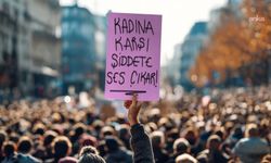 Ağlayan kadına yardım ederken kafede şiddete uğradığını iddia eden psikolog suç duyurusunda bulundu