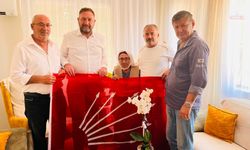 CHP İzmir İl Başkanı Gümrükçü'den parti üyesi 'asırlık çınar' Nuriye Koç'a doğum günü ziyareti